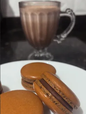 Macaron de chocolate com bebida quente